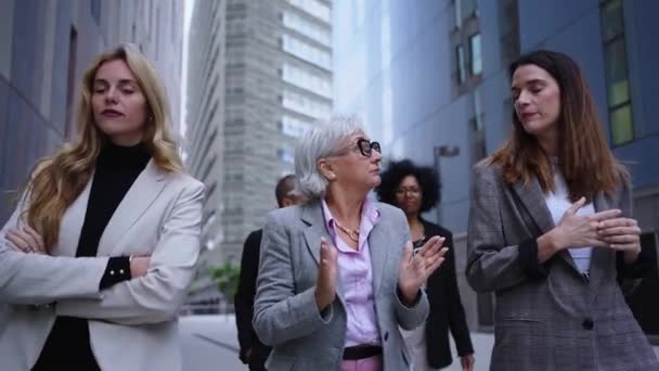 Команда Ділових Жінок Різного Віку Тихо Ходить Біля Офісної Будівлі — стокове відео
