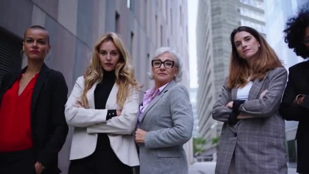 Nízký Úhel Pohybu Ženy Podnikatelé Oblecích Zmocněných Žen Podnikání Městě — Stock video
