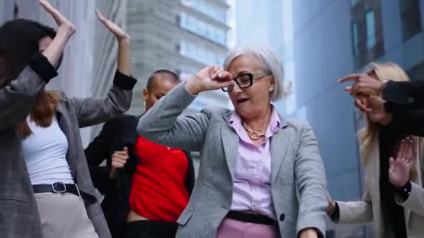 Grupo Mujeres Negocios Emocionadas Diversas Edades Bailando Fuera Del Centro — Vídeo de stock