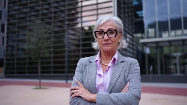 Mulher Cinza Negócios Madura Bem Sucedida Séria Com Braços Cruzados — Vídeo de Stock