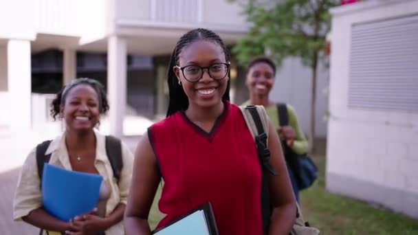 Portrét Usměvavých Veselých Mladých Milých Spolužáků Kteří Sebe Opírají Dívají — Stock video