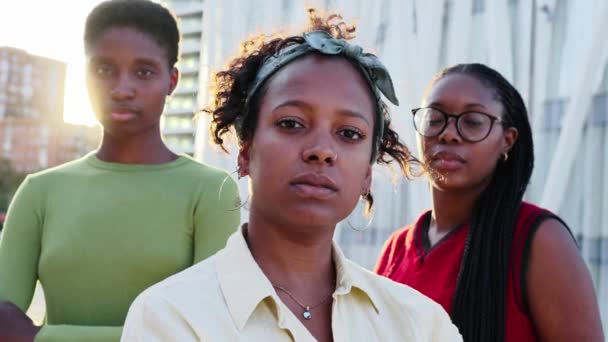 Retrato Três Jovens Afro Americanas Sérias Confiantes Olhando Para Câmera — Vídeo de Stock