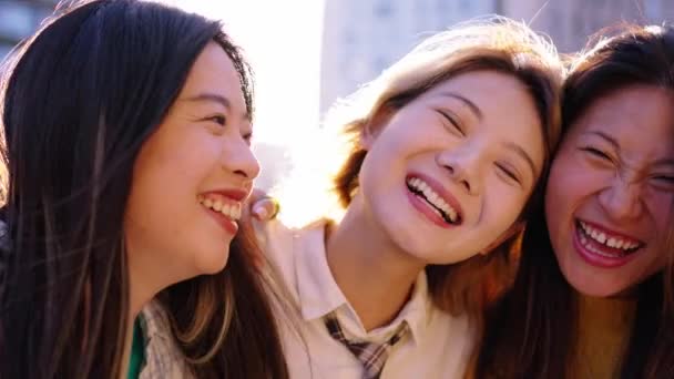 Trois Jeunes Femmes Asiatiques Heureuses Joyeuses Embrassant Regardant Riant Caméra — Video