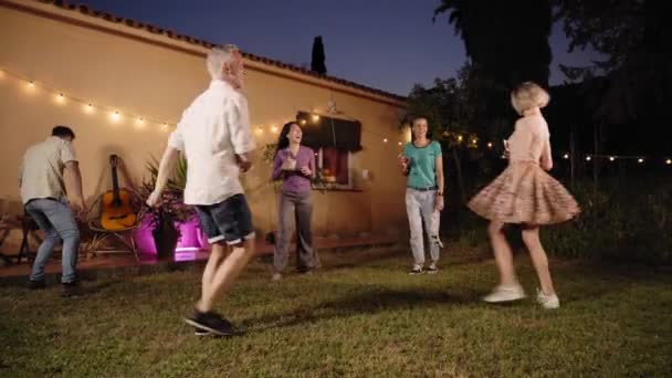Groep Van Volwassen Multiraciale Vrienden Dansen Grappig Prive Achtertuin Home — Stockvideo
