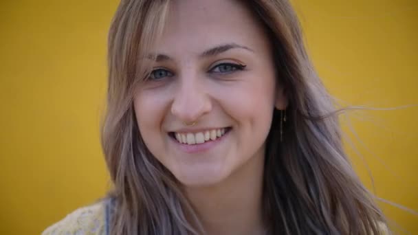 Wesoła Młoda Miła Biała Kobieta Uśmiechnięta Kamery Odizolowana Żółtym Tle — Wideo stockowe