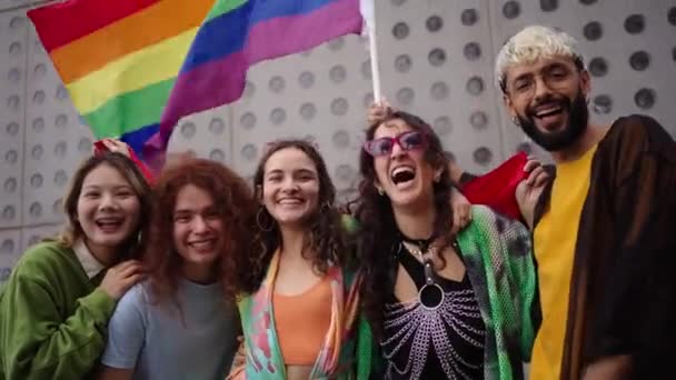 Gökkuşağı Bayraklı Selfie Için Renkli Gülümseyen Mutlu Insanlardan Oluşan Bir — Stok video