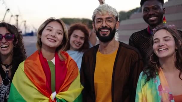 Patrząc Grupę Lgbt Młodych Ludzi Świętujących Dzień Dumy Gejów Trzymających — Wideo stockowe