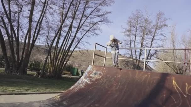 Blondes Schulkind Beim Skaten Outdoor Park Lebendiger Junge Übt Das — Stockvideo