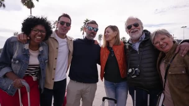 Grupo Amigos Turistas Mediana Edad Hablando Posando Abrazado Mirando Cámara — Vídeo de stock
