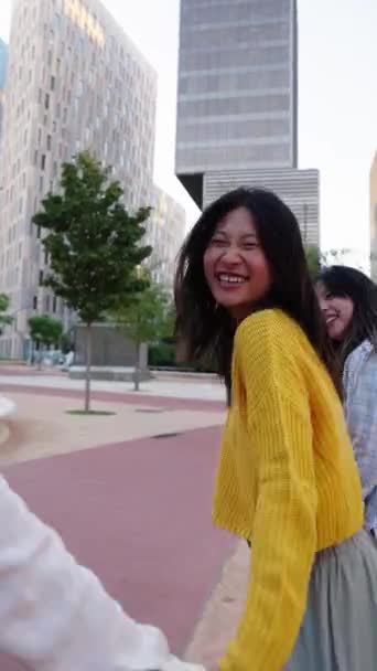 Vertikální Zadní Pohled Skupina Tři Šťastné Asijské Ženy Drží Ruce — Stock video