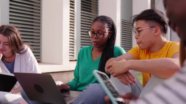 Grupo Jóvenes Estudiantes Universitarios Internacionales Que Utilizan Computadora Portátil Césped — Vídeo de stock