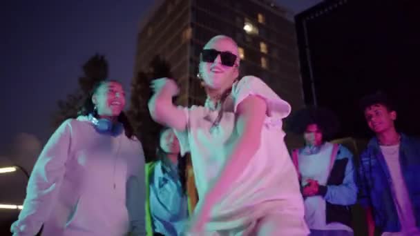 Unga Influencers Väg Gatan Natten Snygga Människor Dansar Hip Hop — Stockvideo