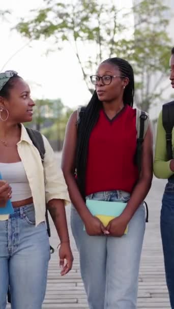 Pionowe Szczęśliwe Afrykanki Miłe Studentki Spacerujące Beztrosko Kampusie Uniwersyteckim Młode — Wideo stockowe