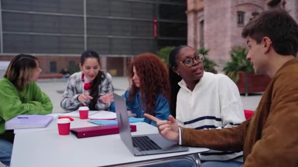 一群笑容满面的多种族学生使用笔记本电脑 聚集在户外的大学校园里 共同完成创意任务 高五庆祝成功 数码展览教育计划 — 图库视频影像