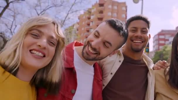 Grupo Jovens Multirraciais Sorrindo Olhando Para Câmera Fora Comunidade Alegre — Vídeo de Stock