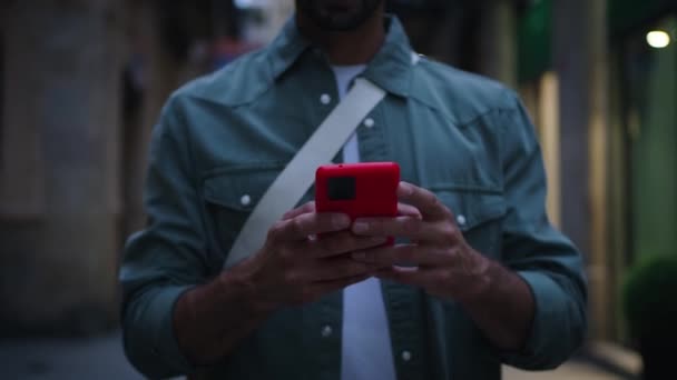 欧洲巴塞罗那市黄昏时分 人们在街上用红色手机快乐地走来走去 快乐的男性游客喜欢散步看手机打字户外旅行体验 — 图库视频影像