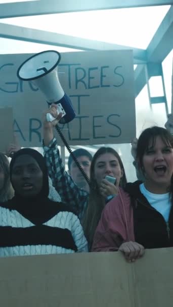 高高地金发女人 手持扩音器抗议各种各样的团体积极分子一起高喊反对世界上战争的口号 手持和平的横幅和烟花站在室外 — 图库视频影像