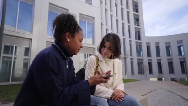 Dua Pekerja Perempuan Multirasial Muda Berdiri Jalan Menggunakan Dan Melihat — Stok Video