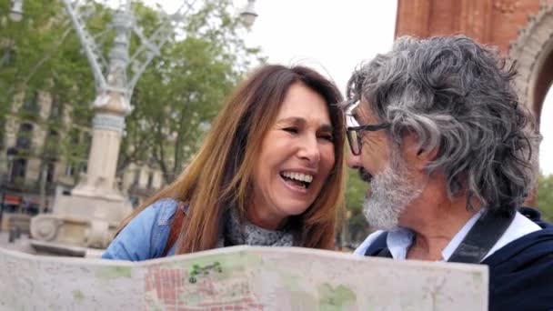 Dorosły Podróżnik Śmiejący Się Granicą Korzystający Lokalnej Mapy Aby Odwiedzić — Wideo stockowe