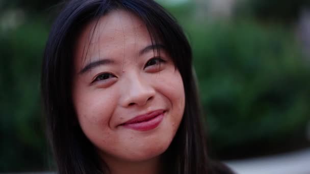Close Krásný Asijské Pěkný Mladý Žena Usměvavý Přátelským Výrazem Vypadající — Stock video