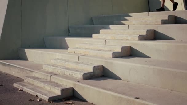 Hombre Maduro Atleta Corriendo Escaleras Abajo Haciendo Intenso Entrenamiento Cardiovascular — Vídeos de Stock