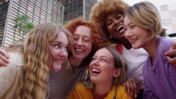Vrouwelijke Groep Vrolijke Jonge Meisjes Die Selfie Portretten Gelukkige Multiraciale — Stockvideo