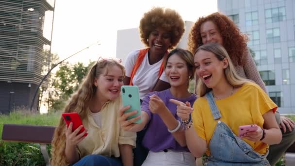 Jovem Grupo Pessoas Gen Divertindo Surpreso Usando Telefone Celular Juntos — Vídeo de Stock
