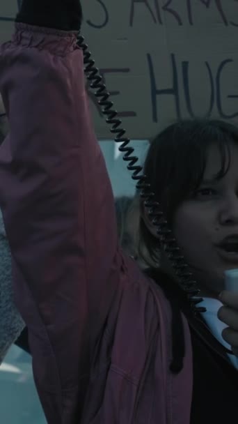 Вертикальная Молодая Женщина Выкрикивающая Гневные Мегафонные Лозунги Против Войн Протестует — стоковое видео