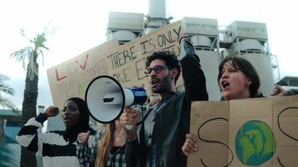 一群不同的人在户外愤怒地大喊大叫 要求全球变暖 带有气候变化横幅的原始地球展示 拿着扩音器抗议社区污染的人 — 图库视频影像