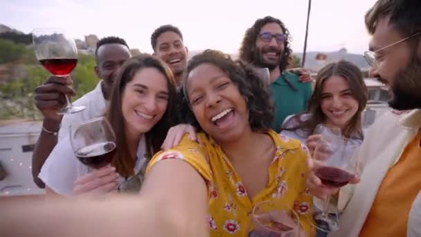 Pov Glada Unga Multiraciala Människor Som Tittar Kamerafilm Video Selfie — Stockvideo