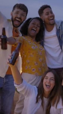 Dikey. Bir grup heyecanlı arkadaş tavan arasındaki barbekü partisinde biralarla kutlama yapıyor. Geceleri terasta kollarını kaldıran gençlerin portresi. Neşeli meslektaşlar eğleniyor