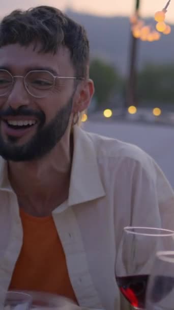 Vertical Homem Feliz Bebendo Conversando Alegre Com Amigos Reunião Festa — Vídeo de Stock