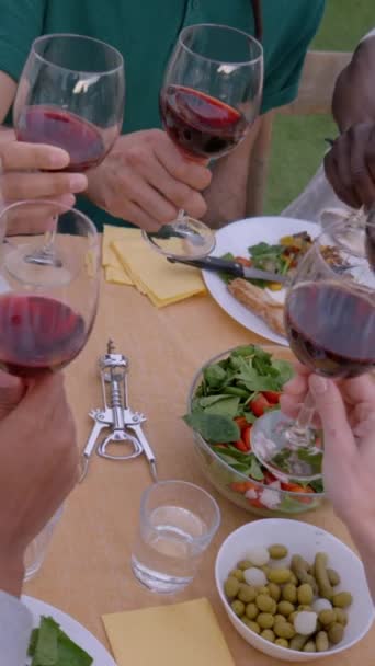 Vertical Close Mãos Torradas Com Vinho Tinto Mesa Cheia Comida — Vídeo de Stock