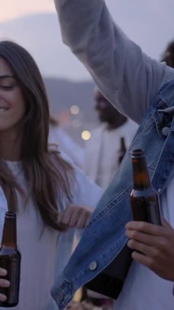 Vertical Grupo Jóvenes Multirraciales Emocionados Celebrando Fiesta Azotea Bebiendo Cerveza — Vídeos de Stock
