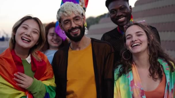 Eine Gruppe Von Menschen Steht Nebeneinander Mit Regenbogenfahnen Und Lächelt — Stockvideo