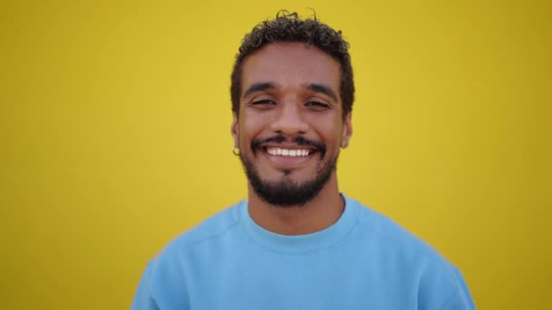 Портрет Молодого Жизнерадостного Латинского Человека Сияющей Улыбкой Смотрящего Камеру Счастливым — стоковое видео