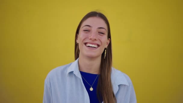 Retrato Uma Jovem Caucasiana Com Sorriso Radiante Cabelos Castanhos Longos — Vídeo de Stock