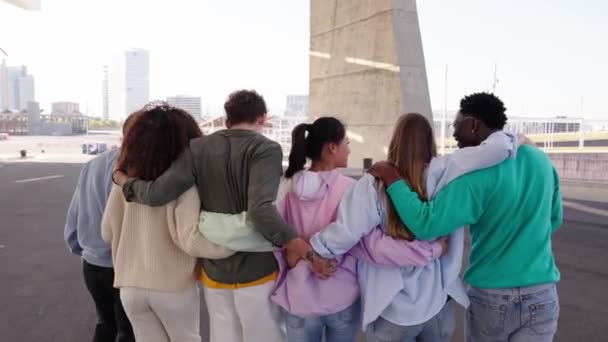 Vista Trasera Grupo Jóvenes Amigos Multiétnicos Que Abrazan Compartir Divertido — Vídeos de Stock