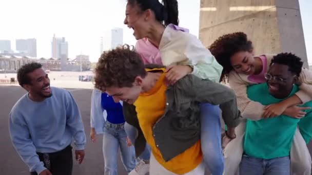 Grupo Jovens Multirraciais Está Compartilhando Risos Sorrisos Enquanto Carregam Outro — Vídeo de Stock