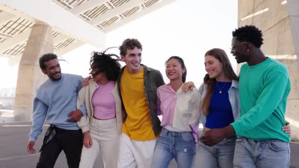 Grupo Jovens Amigos Multi Étnicos Abraçando Compartilhar Tempo Lazer Divertido — Vídeo de Stock