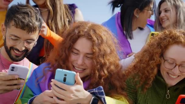 Uma Comunidade Pessoas Lgbt Sentadas Usando Olhando Para Seus Telefones — Vídeo de Stock