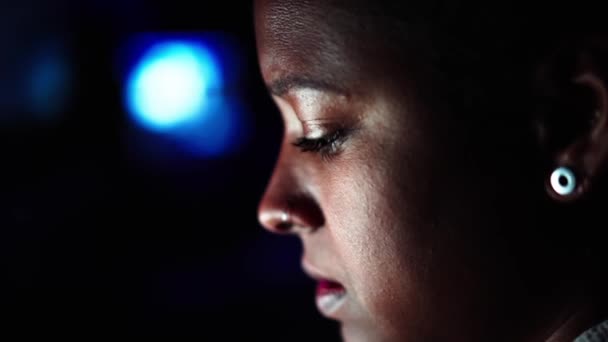 Feche Jovem Negra Dentro Casa Olhando Para Tela Fazendo Reflexos — Vídeo de Stock