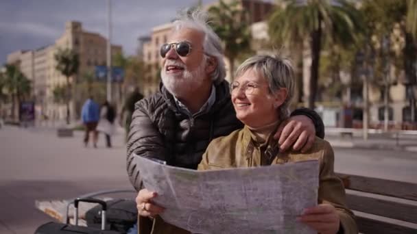 Senior Pareja Caucásica Hablando Animado Celebración Mapa Viajes Mirando Señalando — Vídeo de stock