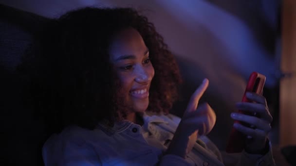 Veselá Afro Šťastná Žena Používá Chytrý Telefon Sedí Pohovce Noci — Stock video
