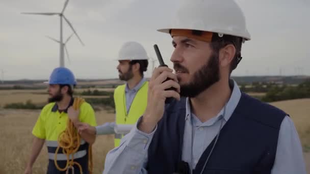 Grupa Inżynierów Elektrowni Wiatrowej Spacerujących Razem Celu Konserwacji Wiatraka Noszącego — Wideo stockowe