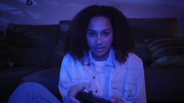 Fiatal Afro Amerikai Játszik Online Konzol Videojátékok Joystick Veszít Szobában — Stock videók