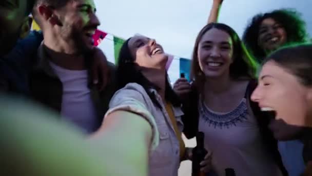 Jovem Atraente Alegre Filmado Dançando Festa Milenar Cercada Por Amigos — Vídeo de Stock