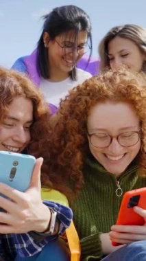 Dikey. Gey onur festivali gününü kutlamak için cep telefonu izleyen bir grup genç arkadaş. Neşeli LGBTIQ topluluğu dışarıdaki ağları kontrol ediyor. Lezbiyen, gey, transseksüel ve ikili olmayan insanlar..