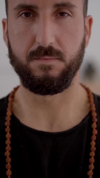 Vertical Primer Plano Hombre Caucásico Con Barba Mirando Cámara Haciendo — Vídeos de Stock