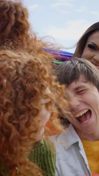 Verticale Divers Jeunes Amis Joyeux Groupe Célébrant Gay Pride Festival — Video